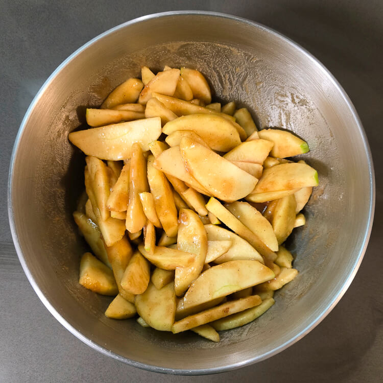 apple pie filling in a bowl