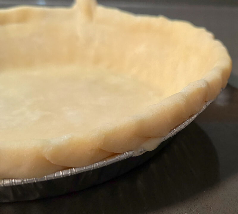 rolled edge of a pie crust for crimping