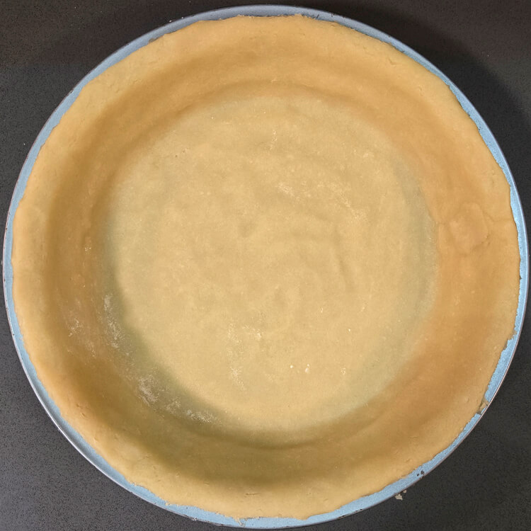 pasta frolla in a pie tin