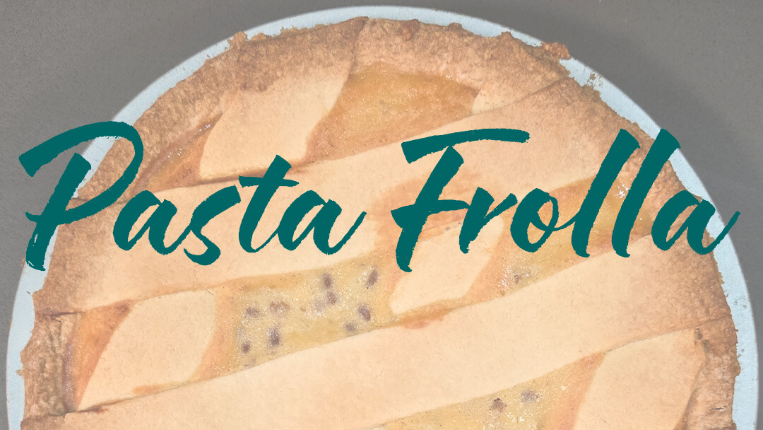 half of a pastiera napoletana with text overlay that reads "pasta frolla"